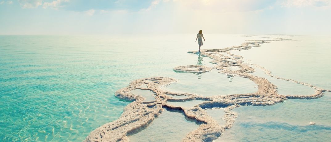 Frau läuft durch das Tote Meer in Jordanien