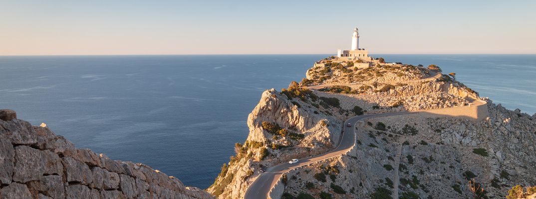 Straße zum Leuchtturm am Cap de Formentor auf Mallorca mit beeindruckender Aussicht über die Steilküste