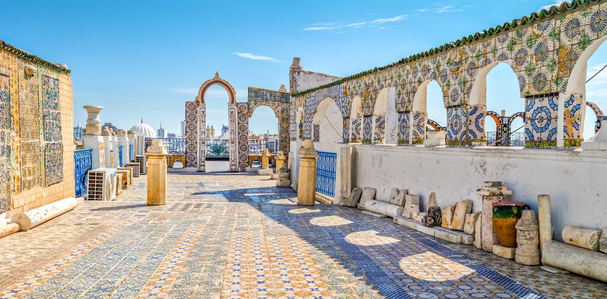 Traditionelle Dachterrasse mit zahlreichen Mosaikfließen in Blautönen in der Medina von Tunis, Tunesien
