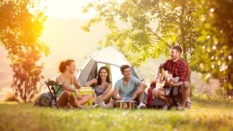 Freunde beim Campingurlaub