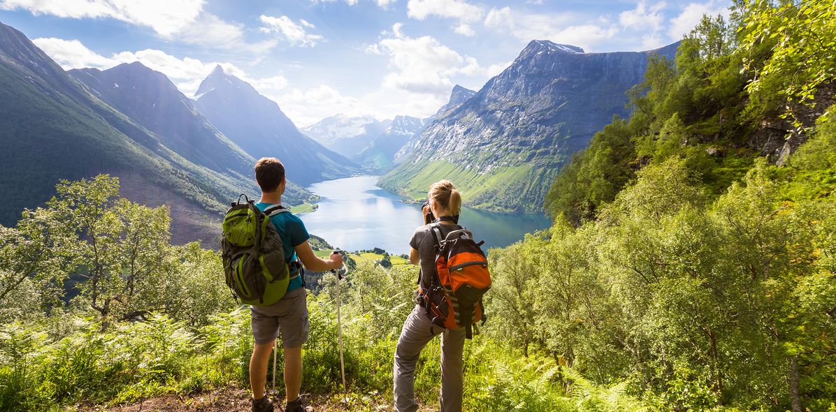 Pärchen beim Wandern mit Ausblick