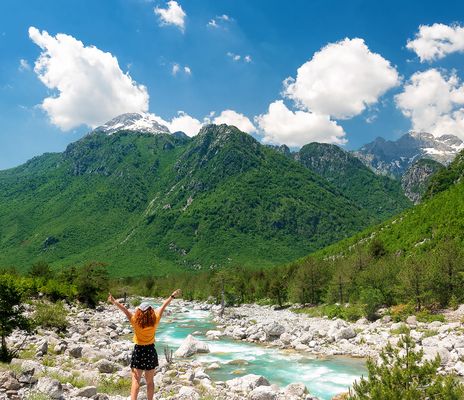 Albanien Berge mit Frau