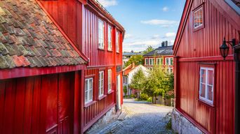 Typische norwegische rote Häuser in der Altstadt von Oslo