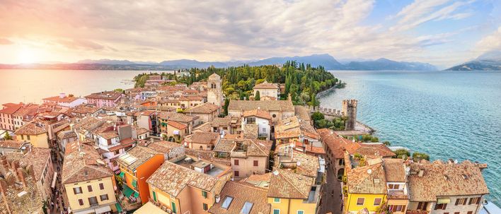 Luftaufnahme der Stadt Sirmione am Gardasee
