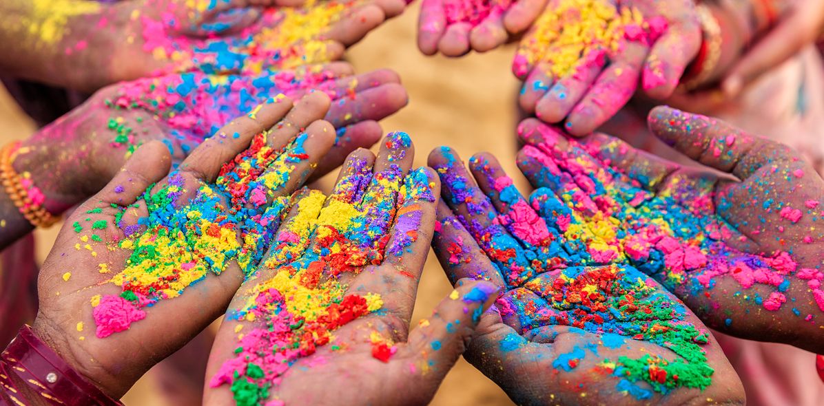 Bunte Hände zum Holi Fest
