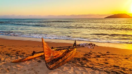 Nosy Be Strand mit Boot bei Sonnenuntergang