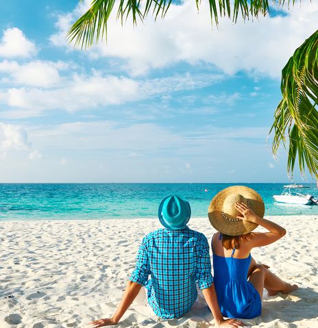 Paar sitzt am Strand auf den Malediven