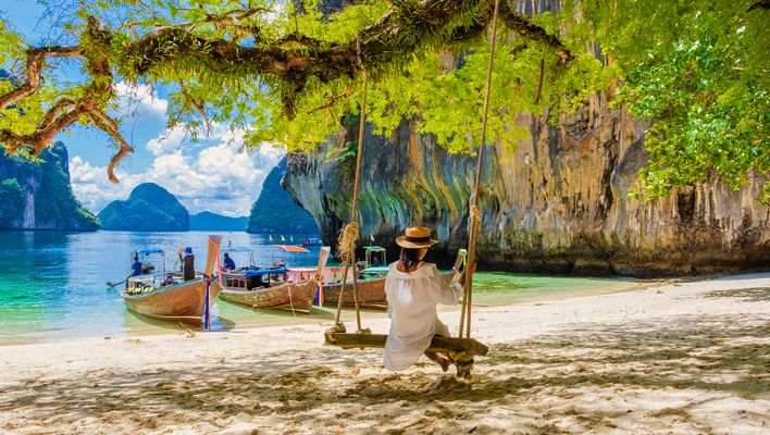 Eine Frau Schaukelt am Strand von Koh Hong in Thailand