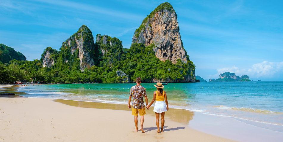 Paar am Strand von Krabi in Thailand