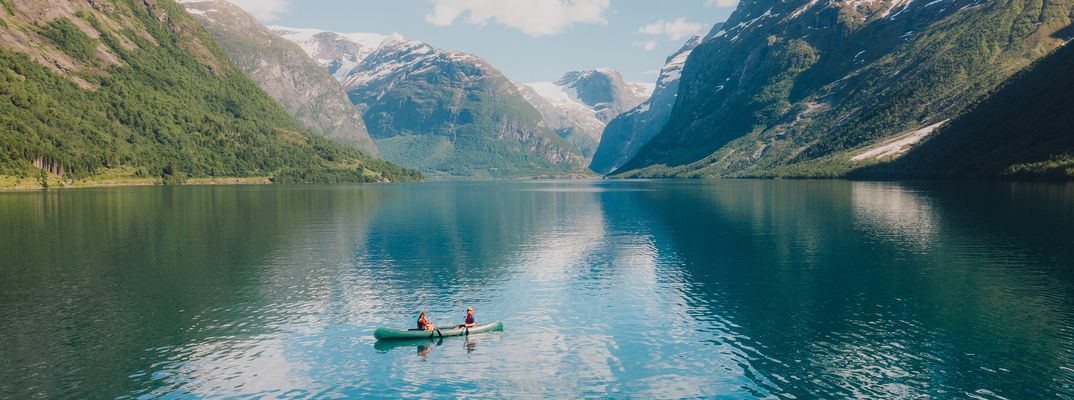 Zwei Personen auf einem Kajak zwischen Fjorden in Norwegen