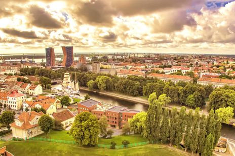 Luftaufnahme der Altstadt von Klaipėda mit Fluss, Brücken und Stadtkulisse
