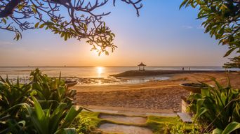 Sonnenuntergang am Strand von Sanur auf Bali