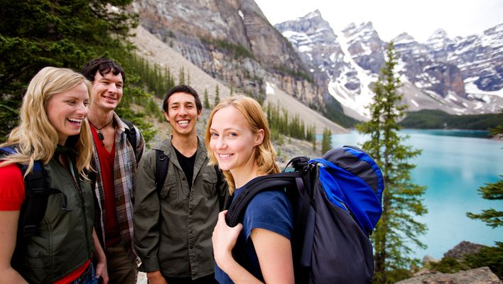 Gruppe beim Wandern in Kanada