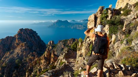 Mann beim Wandern in den Bergen