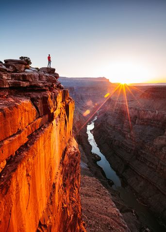 Mann steht auf einem Felsen im Grand Canyon Nationalpark in den USA