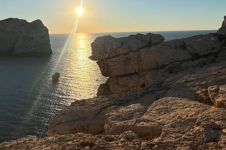 Ausblick auf das Meer und den Sonnenuntergang am Capo Caccia