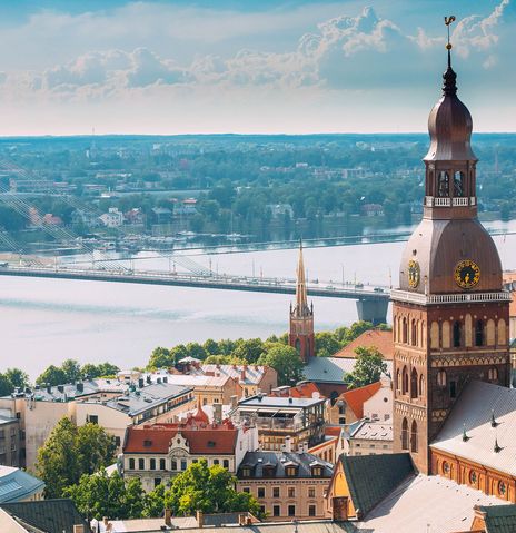 Blick auf Riga und Brücke