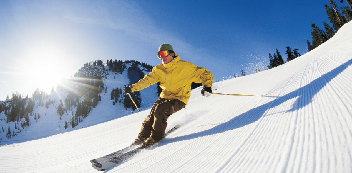 Skifahrer bei der Abfahrt auf der Schneepiste