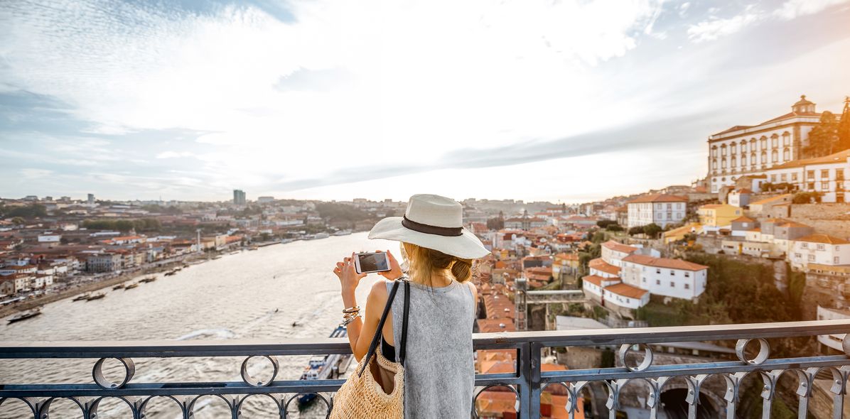 Frau macht Sightseeing