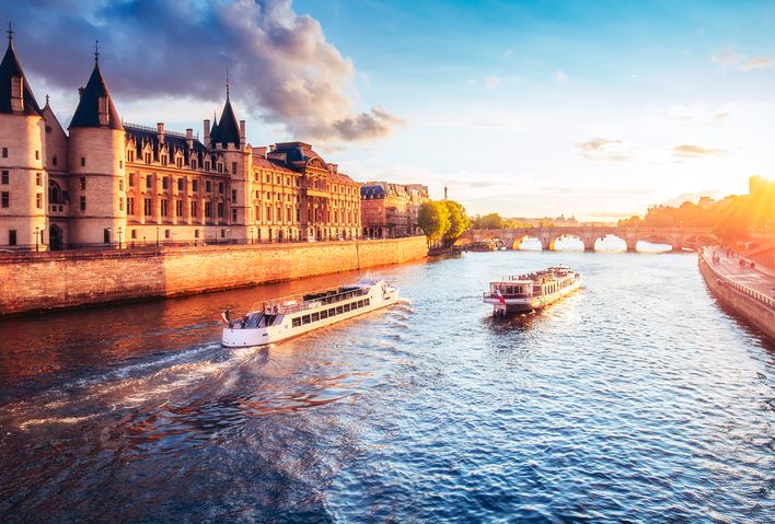 Flusskreuzfahrt auf der Seine in Paris mit historischer Kulisse