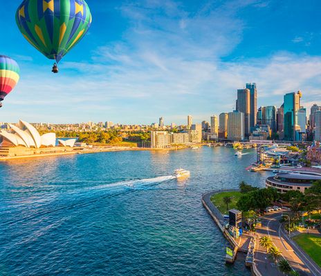 Heißluftballons fliegen über Sydney