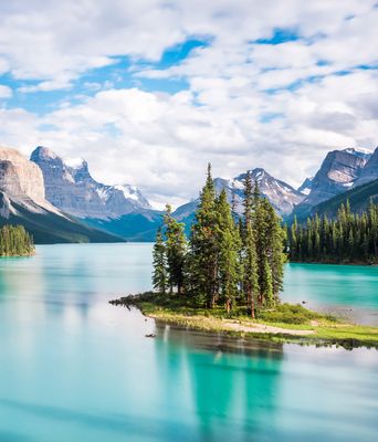 Landschaft mit See, Bergen und Wald im Jasper Nationalpark in Kanada
