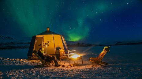 Mann beobachtet Polarlichter in Norwegen
