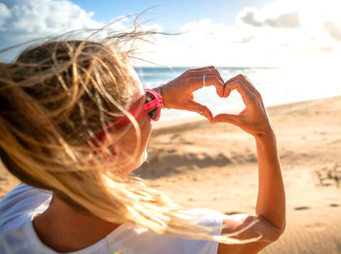 Frau formt Herz mit Händen