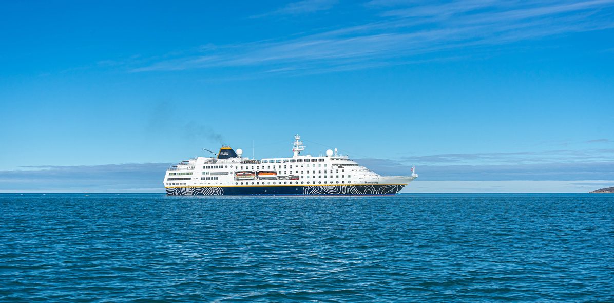 Blick auf das Schiff MS Hamburg der Reederei Plantours Kreuzfahrten
