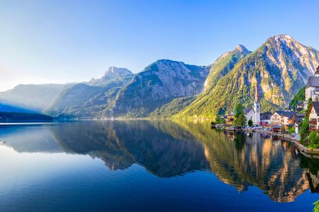 Blick auf Hallstatt am Hallstätter See im Salzburgerland in Österreich