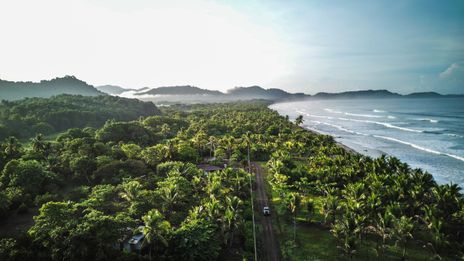Luftaufnahme der grünen Küstenlandschaft von Costa Rica mit dichtem Regenwald und Meer