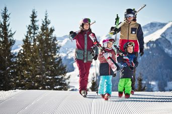 Familie beim Skifahren