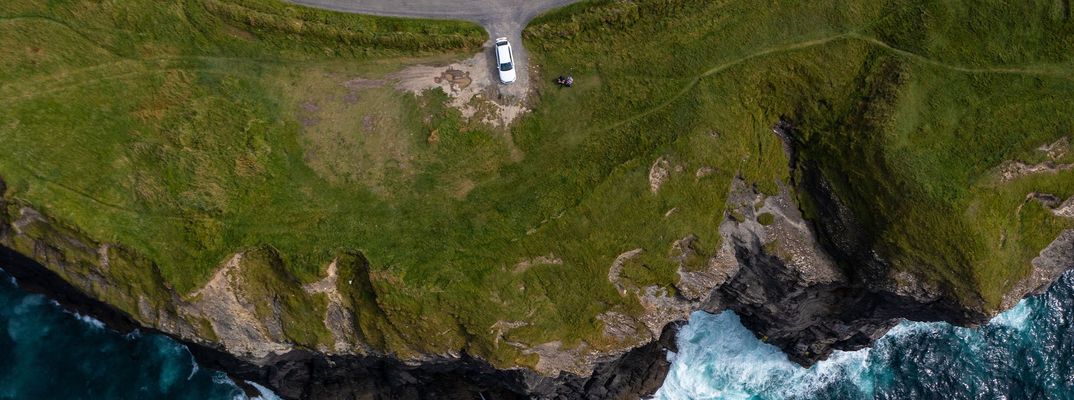 Luftaufnahme von Auto an den Klippen von Moher