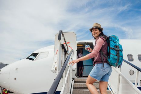 Frau steigt in ein Flugzeug
