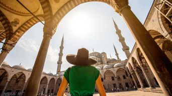 Besucherin im Innenhof der Blauen Moschee in Istanbul