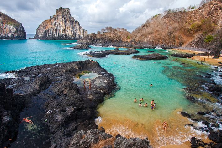 Türkisfarbenes Meer und natürliche Felsbecken an der Küste von Fernando de Noronha in Brasilien