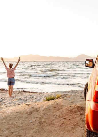 Auto und Frau am Strand Pause