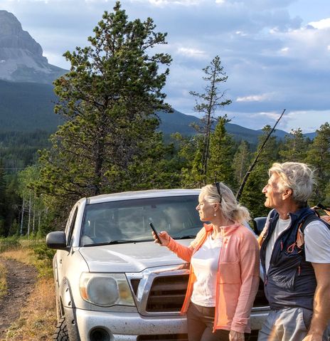 Paar vor Mietwagen in Kanada