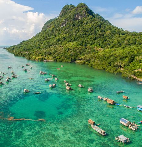 Dorf im Meer auf Borneo