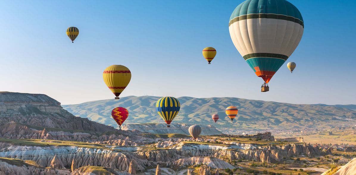 Heßluftballons fliegen über Kappadokien