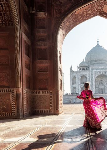 Frau am Taj Mahal im roten Sari