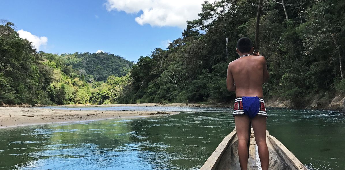 Mann auf einem Boot im Panamakanal
