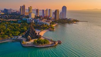 Luftansicht von Pattaya in der Abenddämmerung
