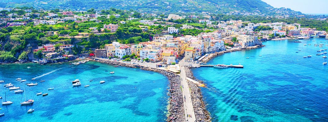 Blick aus der Vogelperspektive von Ischas Küsten