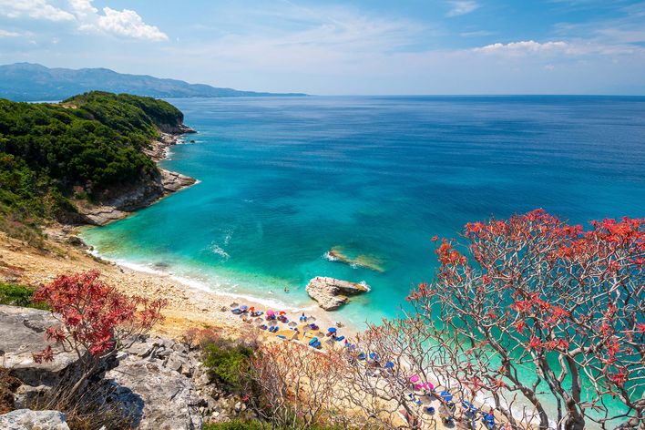 Kleine Badebucht am Pulebardha Beach mit türkisfarbenem Wasser nahe Ksamil