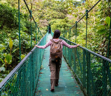 Monteverde Frau auf Hängebrücke