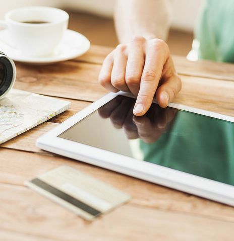 Mann arbeitet am Tablet