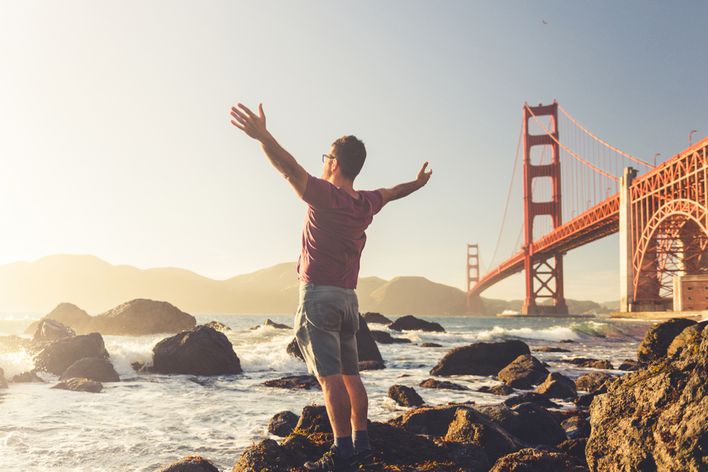 Mann vor der Golden Gate Bridge