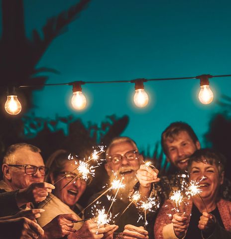 Eine Gruppe Menschen feiert Silvester
