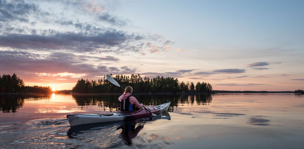 Frau auf Kanu in Finnland